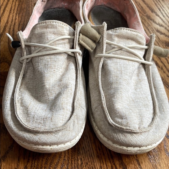 Lightweight tan women’s Hey Dude Wendy chambray slip on shoes, size 8. Great con - Picture 16 of 16